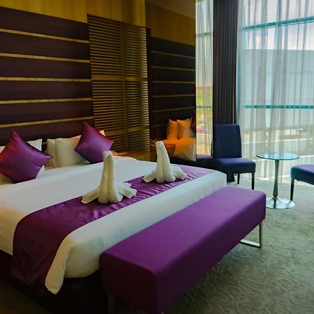 Greens Hotel & Suites Bintulu Extérieur photo