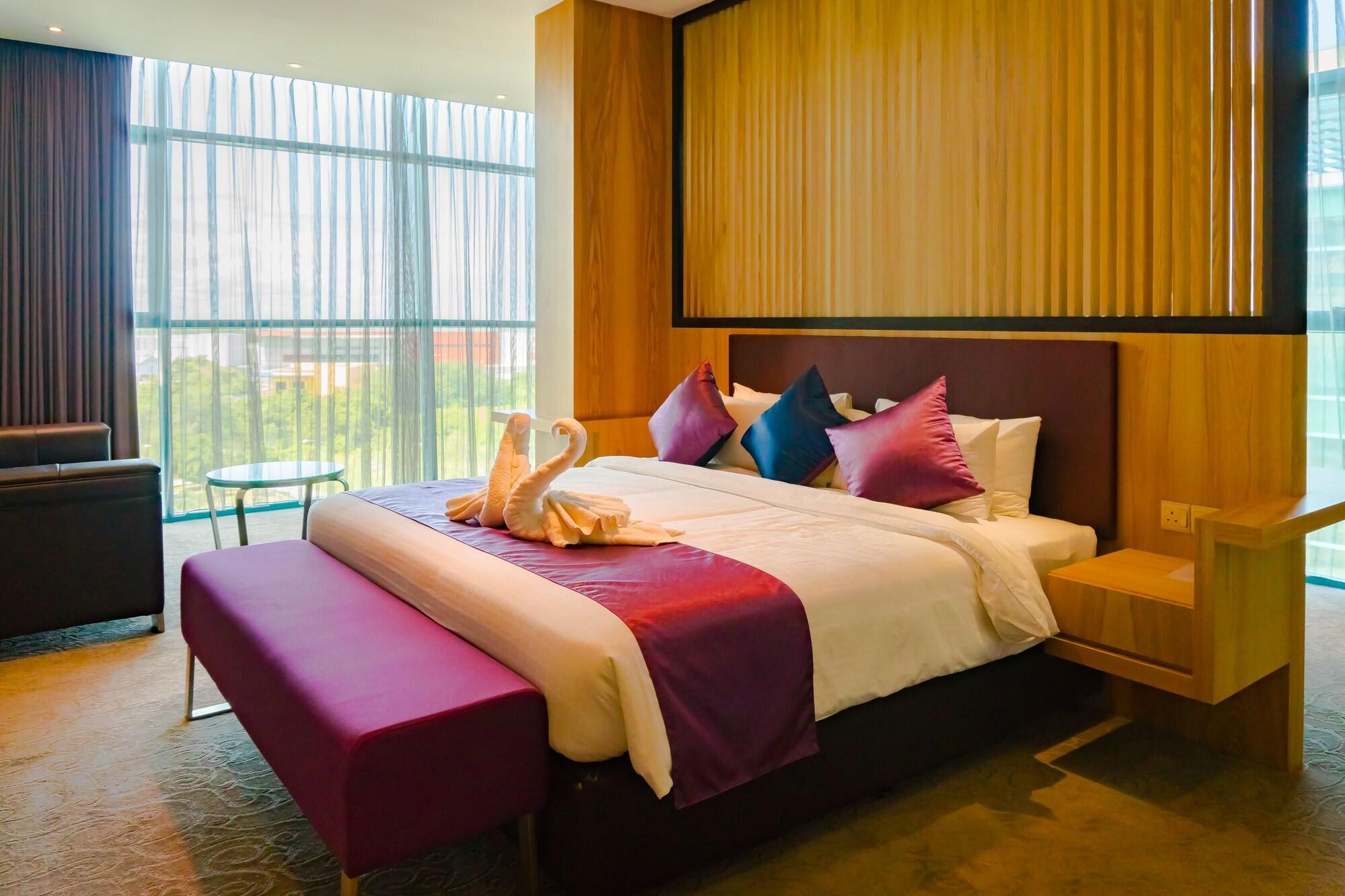 Greens Hotel & Suites Bintulu Extérieur photo